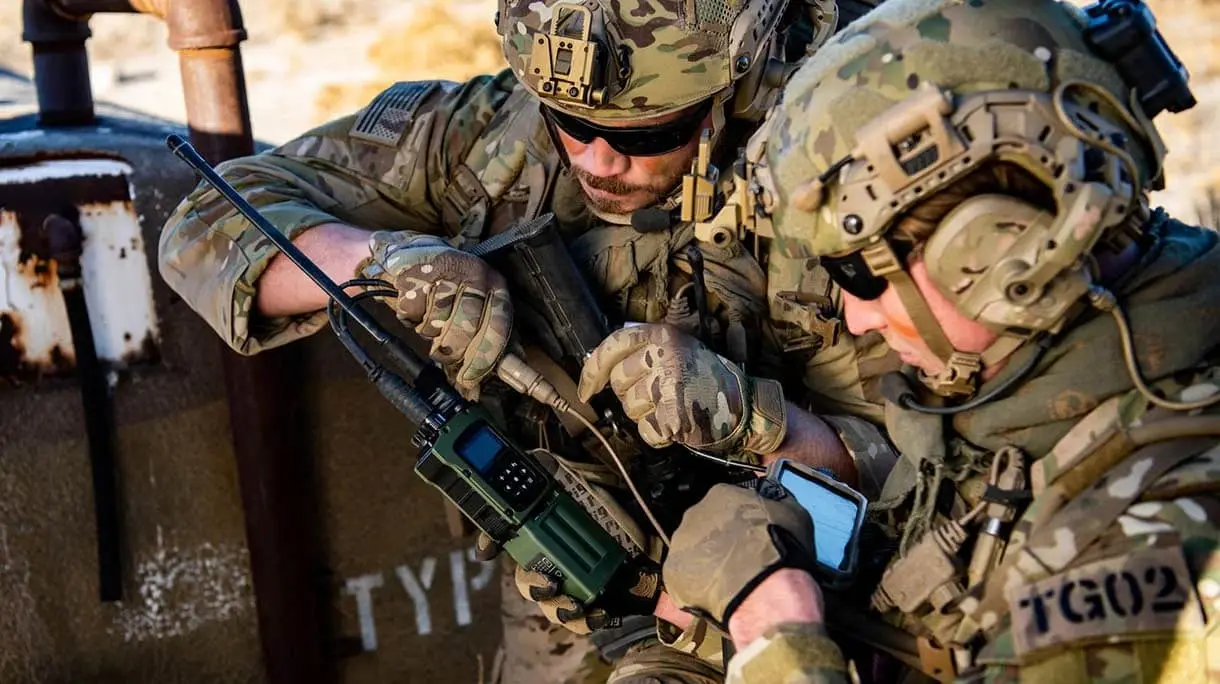 Equipo de airsoft coordinando estrategia con equipamiento táctico